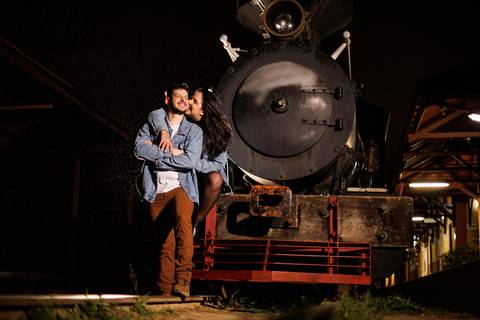 As melhores ideias e inspirações criativas de fotos para ensaio pré wedding na Maria Fumaça de São Roque'