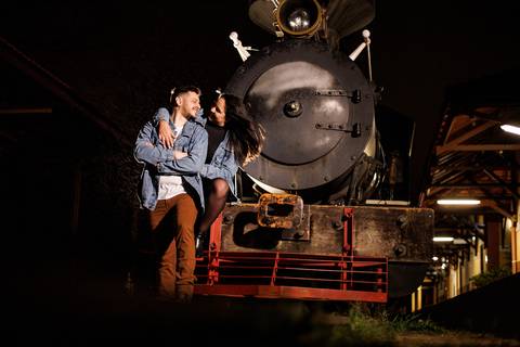 As melhores ideias e inspirações criativas de fotos para ensaio pré wedding na Maria Fumaça de São Roque'