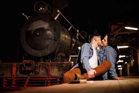 As melhores ideias e inspirações criativas de fotos para ensaio pré wedding na Maria Fumaça de São Roque'