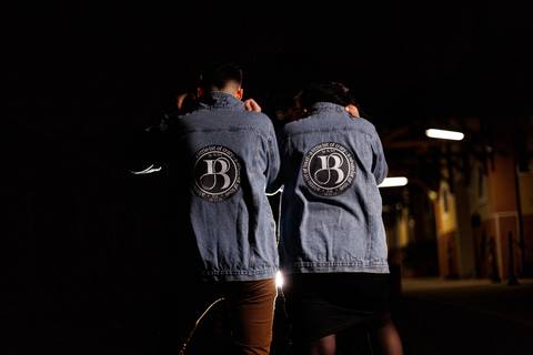 As melhores ideias e inspirações criativas de fotos para ensaio pré wedding e o casal com blusa jeans personalizadas na Maria Fumaça de São Roque'