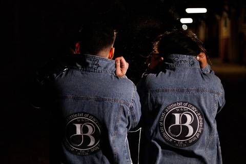 As melhores ideias e inspirações criativas de fotos para ensaio pré wedding e o casal com blusa jeans personalizadas na Maria Fumaça de São Roque'