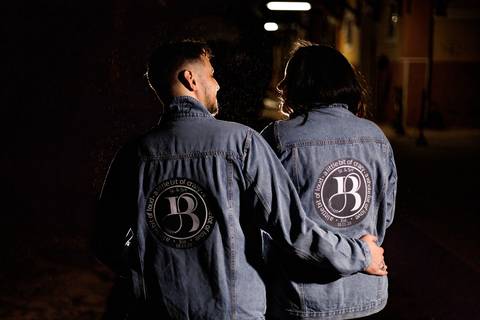 As melhores ideias e inspirações criativas de fotos para ensaio pré wedding e o casal com blusa jeans personalizadas na Maria Fumaça de São Roque'