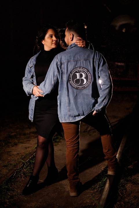 As melhores ideias e inspirações criativas de fotos para ensaio pré wedding e o casal com blusa jeans personalizadas na Maria Fumaça de São Roque'