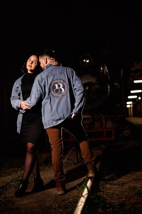 As melhores ideias e inspirações criativas de fotos para ensaio pré wedding e o casal com blusa jeans personalizadas na Maria Fumaça de São Roque'