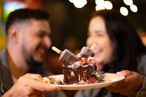 As melhores ideias e inspirações criativas de fotos para ensaio pré wedding na Hamburgueria em Sâo Roque'