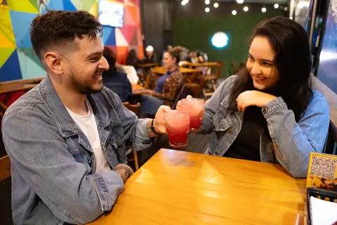 As melhores ideias e inspirações criativas de fotos para ensaio pré wedding na Hamburgueria em Sâo Roque'