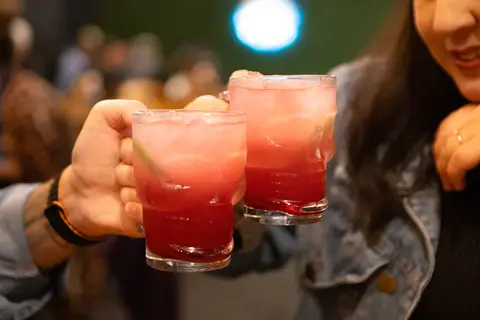 As melhores ideias e inspirações criativas de fotos para ensaio pré wedding na Hamburgueria em Sâo Roque'