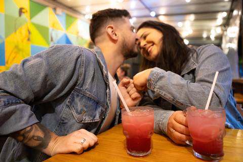 As melhores ideias e inspirações criativas de fotos para ensaio pré wedding na Hamburgueria em Sâo Roque'