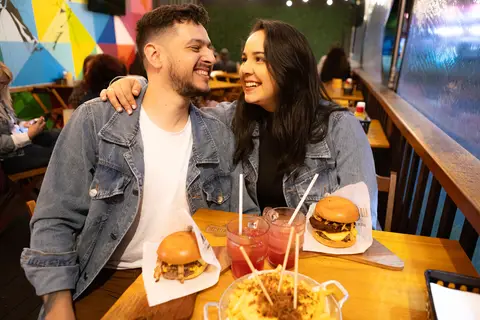 As melhores ideias e inspirações criativas de fotos para ensaio pré wedding na Hamburgueria em Sâo Roque'