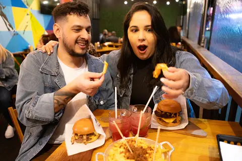 As melhores ideias e inspirações criativas de fotos para ensaio pré wedding na Hamburgueria em Sâo Roque'