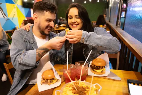 As melhores ideias e inspirações criativas de fotos para ensaio pré wedding na Hamburgueria em Sâo Roque'
