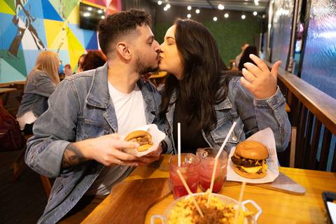 As melhores ideias e inspirações criativas de fotos para ensaio pré wedding na Hamburgueria em Sâo Roque'