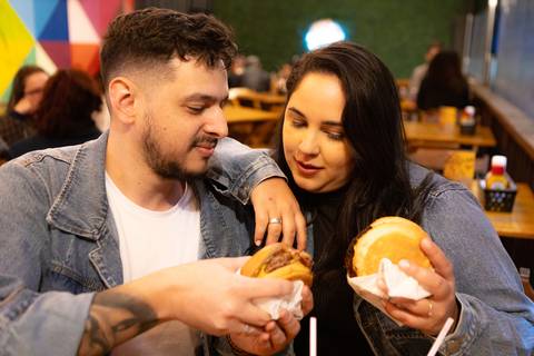 As melhores ideias e inspirações criativas de fotos para ensaio pré wedding na Hamburgueria em Sâo Roque'