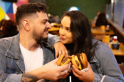 As melhores ideias e inspirações criativas de fotos para ensaio pré wedding na Hamburgueria em Sâo Roque'