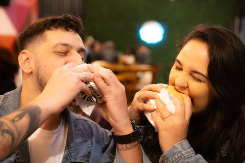 As melhores ideias e inspirações criativas de fotos para ensaio pré wedding na Hamburgueria em Sâo Roque'