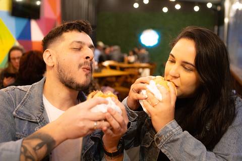 As melhores ideias e inspirações criativas de fotos para ensaio pré wedding na Hamburgueria em Sâo Roque'