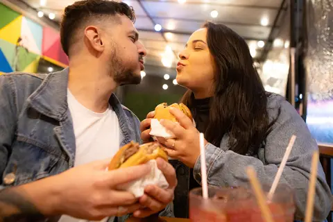 As melhores ideias e inspirações criativas de fotos para ensaio pré wedding na Hamburgueria em Sâo Roque'