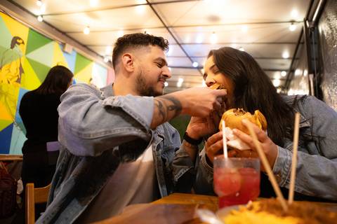 As melhores ideias e inspirações criativas de fotos para ensaio pré wedding na Hamburgueria em Sâo Roque'