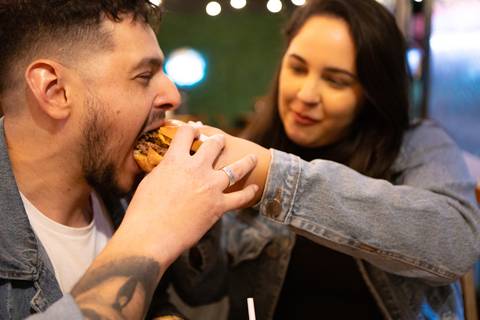 As melhores ideias e inspirações criativas de fotos para ensaio pré wedding na Hamburgueria em Sâo Roque'