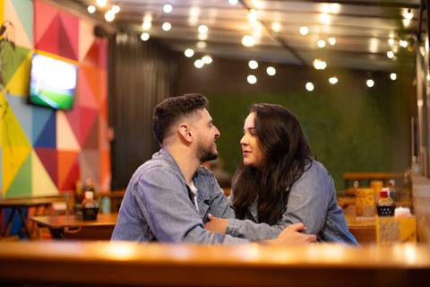 As melhores ideias e inspirações criativas de fotos para ensaio pré wedding na Hamburgueria em Sâo Roque'