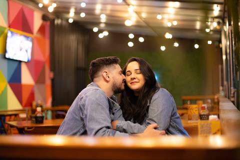 As melhores ideias e inspirações criativas de fotos para ensaio pré wedding na Hamburgueria em Sâo Roque'