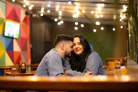 As melhores ideias e inspirações criativas de fotos para ensaio pré wedding na Hamburgueria em Sâo Roque'