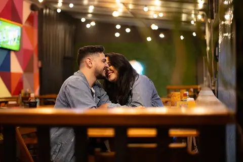 As melhores ideias e inspirações criativas de fotos para ensaio pré wedding na Hamburgueria em Sâo Roque'