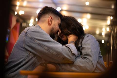 As melhores ideias e inspirações criativas de fotos para ensaio pré wedding na Hamburgueria em Sâo Roque'