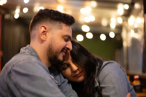 As melhores ideias e inspirações criativas de fotos para ensaio pré wedding na Hamburgueria em Sâo Roque'