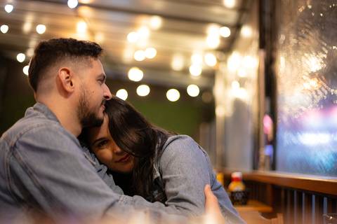 As melhores ideias e inspirações criativas de fotos para ensaio pré wedding na Hamburgueria em Sâo Roque'