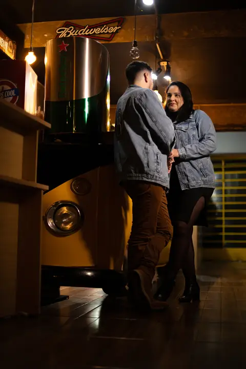 As melhores ideias e inspirações criativas de fotos para ensaio pré wedding na Hamburgueria em Sâo Roque'