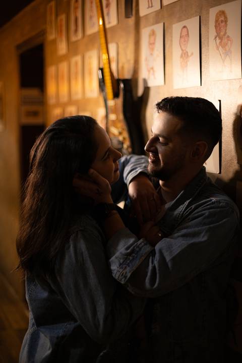 As melhores ideias e inspirações criativas de fotos para ensaio pré wedding na Hamburgueria em Sâo Roque'