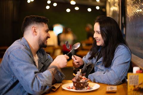 As melhores ideias e inspirações criativas de fotos para ensaio pré wedding na Hamburgueria em Sâo Roque'