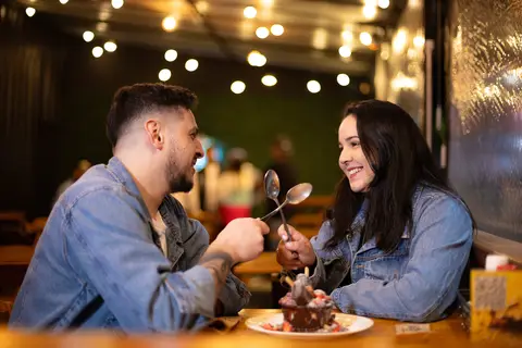 As melhores ideias e inspirações criativas de fotos para ensaio pré wedding na Hamburgueria em Sâo Roque'