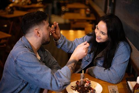 As melhores ideias e inspirações criativas de fotos para ensaio pré wedding na Hamburgueria em Sâo Roque'