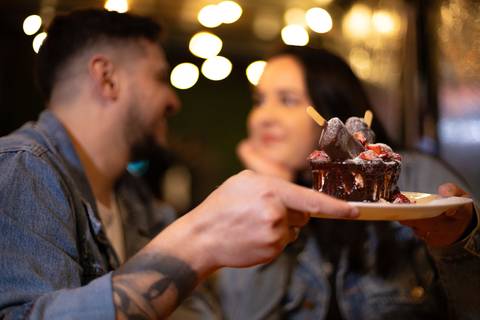 As melhores ideias e inspirações criativas de fotos para ensaio pré wedding na Hamburgueria em Sâo Roque'