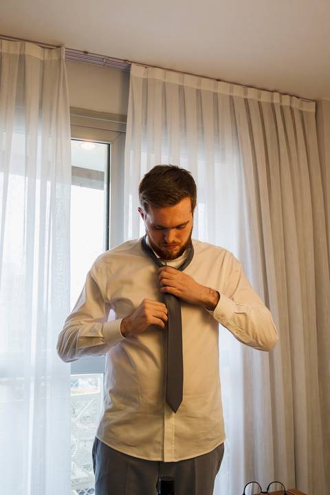 As melhores ideias e inspirações criativas de fotos do making of do noivo no apartamento do casal'