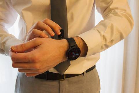 As melhores ideias e inspirações criativas de fotos do making of do noivo no apartamento do casal'