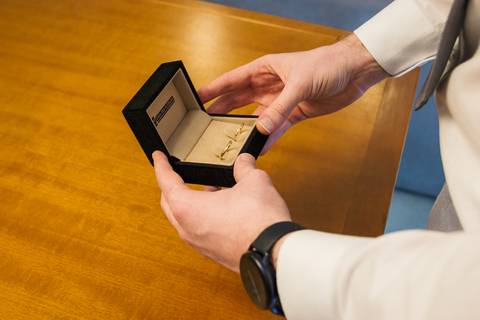 As melhores ideias e inspirações criativas de fotos do making of do noivo no apartamento do casal'