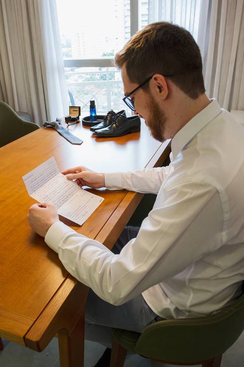 As melhores ideias e inspirações criativas de fotos do making of do noivo no apartamento do casal'