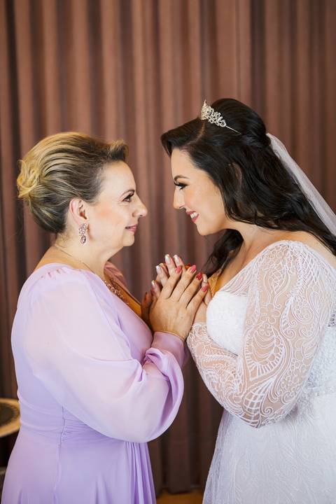 As melhores ideias e inspirações criativas de fotos do making of da noiva com a mãe no The Loft - Salão de Beleza'