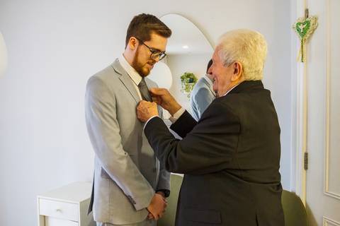 As melhores ideias e inspirações criativas de fotos do making of do noivo no apartamento do casal'