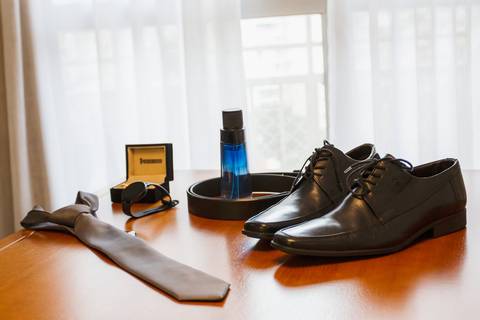 As melhores ideias e inspirações criativas de fotos do making of do noivo no apartamento do casal'