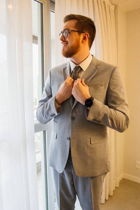 As melhores ideias e inspirações criativas de fotos do making of do noivo no apartamento do casal'