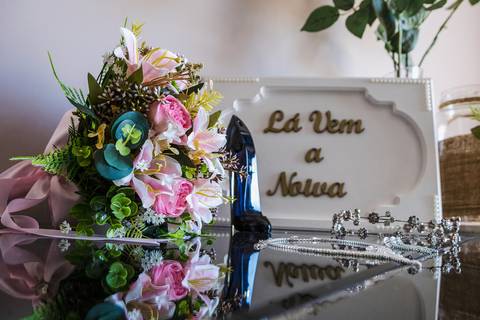 As melhores ideias e inspirações criativas de fotos do making of da noiva no espaço Espaço Karine Leitte'