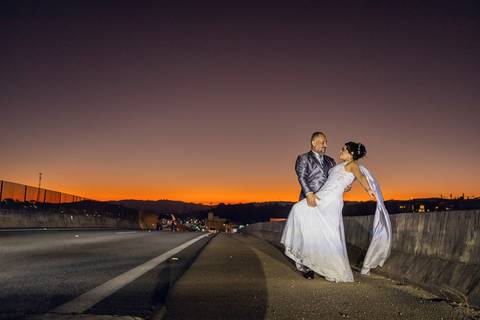As melhores ideias e inspirações criativas de fotos do casal na rodovia com um lindo por do sol '