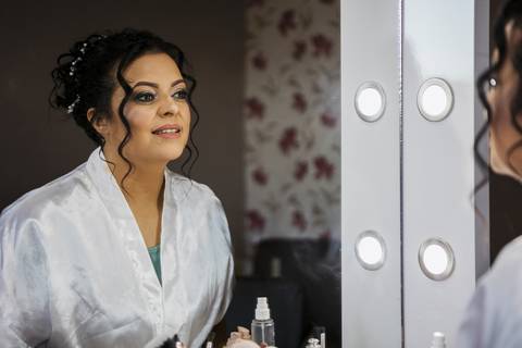 As melhores ideias e inspirações criativas de fotos do making of da noiva no espaço Espaço Karine Leitte'