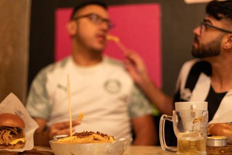 As melhores ideias e inspirações criativas de fotos para ensaio pré wedding no barzinho em São Roque '