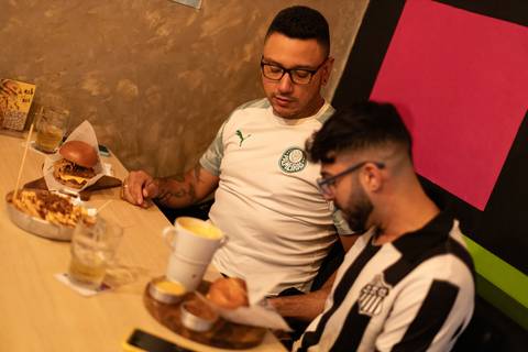 As melhores ideias e inspirações criativas de fotos para ensaio pré wedding no barzinho em São Roque '