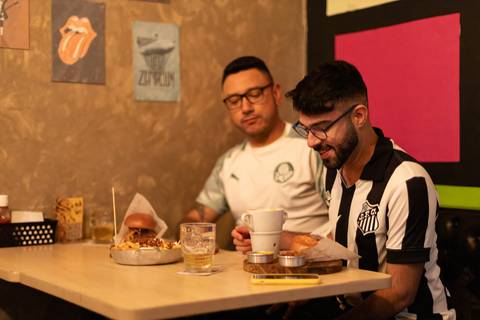 As melhores ideias e inspirações criativas de fotos para ensaio pré wedding no barzinho em São Roque '